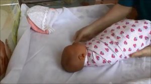 Смотри как пеленают в роддоме!