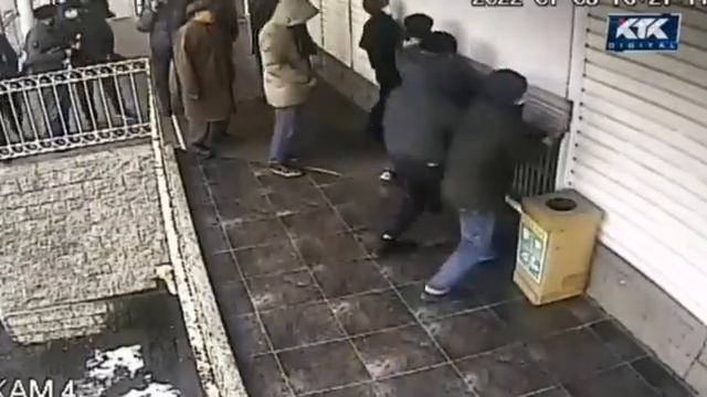 Кадры захвата здания медиацентра на площади Республики в Алматы во время беспорядков 5-6 января. смотреть онлайн