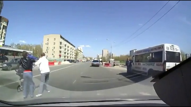 Отец семейства проучил лихача смотреть онлайн