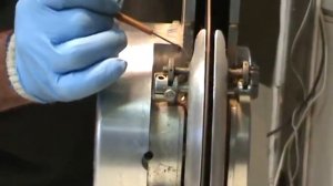 Мездрение шкуры на станке. Домашняя выделка шкур