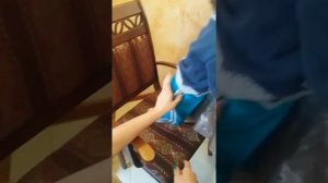 Малыш нюхает ноги