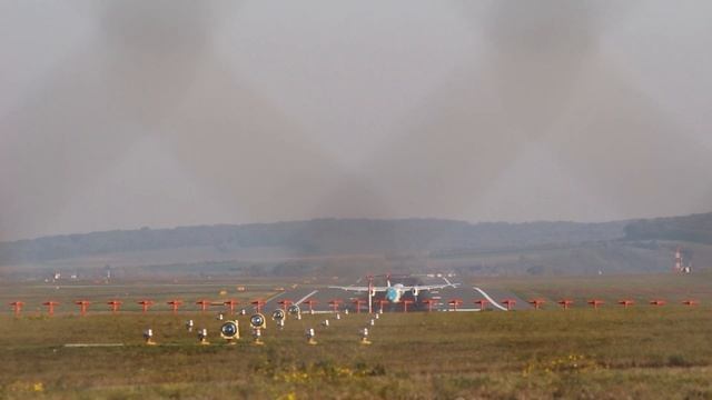 Crosswind Landing at Vienna Airport - Flughafen Wien Seitenwind смотреть онлайн