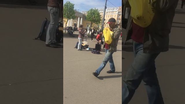 Девушка и парень нереально красиво играет на улице смотреть онлайн