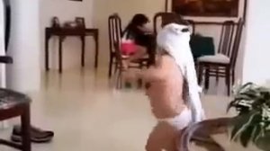 Девочка танцует танец живота! Супер!