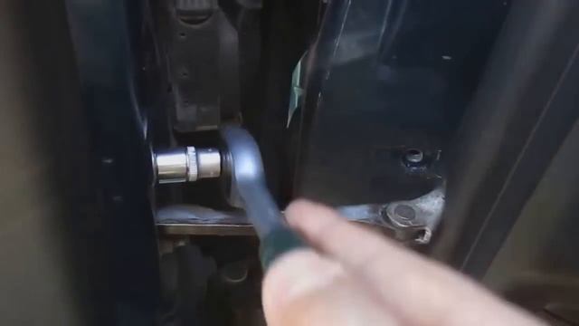 Щелкает ограничитель двери Опель