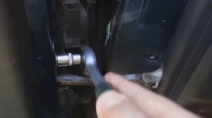 Щелкает ограничитель двери Опель