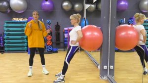 Ирина Vforme показала упражнения с фитболом для старшего поколения