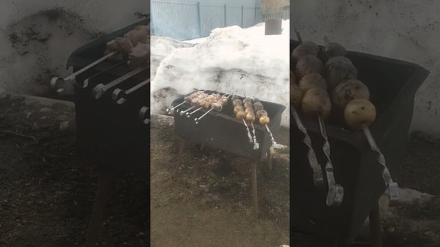 сардельки и шашлык на мангале смотреть онлайн