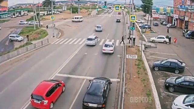В Улан-Удэ пассажир джипа напал на пешехода смотреть онлайн