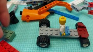 Собираем простенькую машинку из деталек Лего