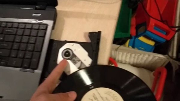 CD диск и компьютер.