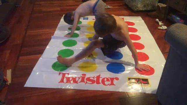 Brother Pillars play twister! (Ep. 6) смотреть онлайн