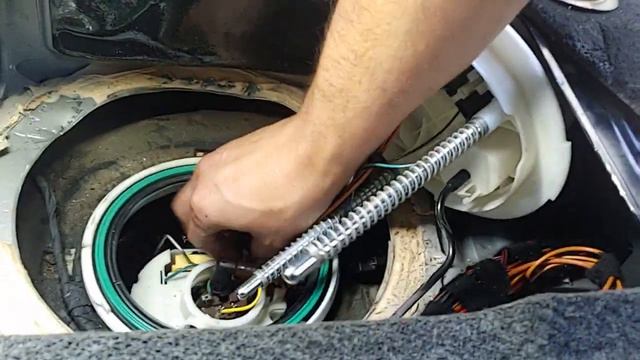 Mercedes Benz ML350 fuel pump replacement part1 смотреть онлайн