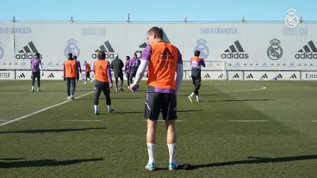 AMAZING GOALS IN TRAINING BEFORE REAL MADRID vs VALENCIA смотреть онлайн