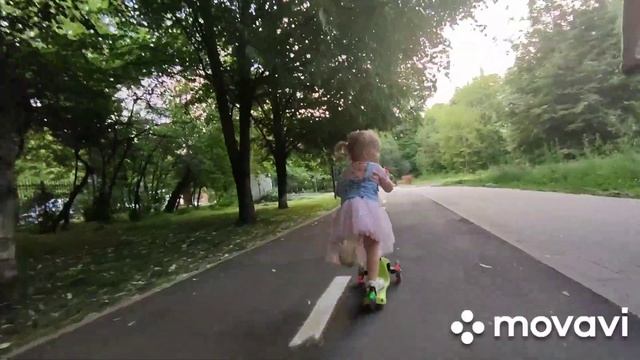 Принцесса на самокате! DuDa в парке! смотреть онлайн