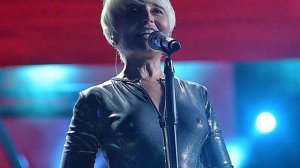 50 летняя Анжелика Варум вышла на сцену в латексе и без белья
