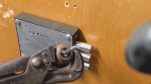 Урок 198. Взлом свёртышем замка Барьер Премьер и забиванием засова.