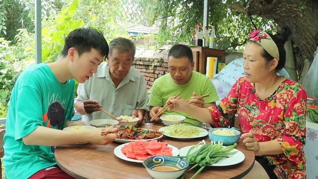 【会成一家】妈妈就好这一口，会成红烧三道鳞解馋，香辣过瘾，吃一条鱼只剩刺 смотреть онлайн