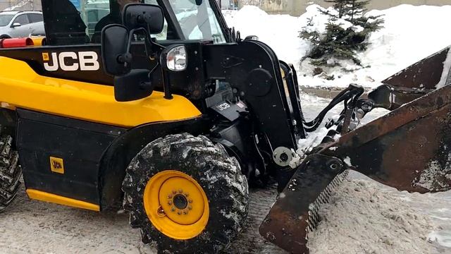 Уборка льда и снежного наката погрузчиком JCB (ч.2) смотреть онлайн