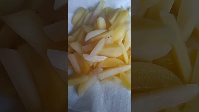 Не получается картофель фри, тогда смотри видео.Самый вкусный картофель фри без фритюрницы!