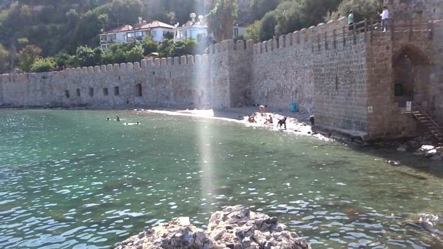 Аланья Пляж возле Красной Башни в центре у крепости Alanya смотреть онлайн