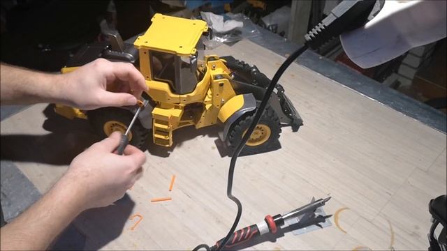 Making a 3D Printed RC LOADER - VOLVO L120H - PART 4 Details and Decals смотреть онлайн