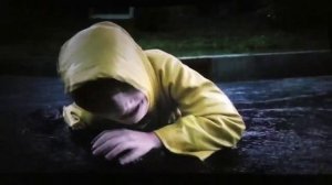 Оно 2017. Сцена откусывания руки Джорджи клоуном Пеннивайз.