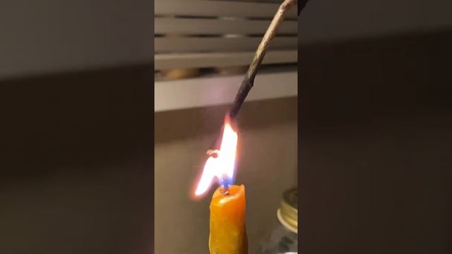 Дубовая веточка и пламя ??