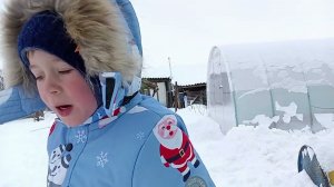 Деревенские будни.Снег, снег. Откапываемся в внуком .