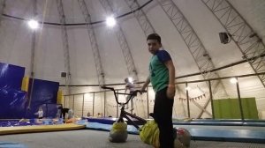 Трюки на бмх на батуте