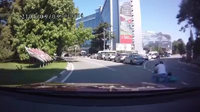 Сочи. На ходу открылся багажник из которого выпали двое детей смотреть онлайн