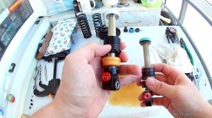 Full disassembling of DNM RCP3 and comparison with FOX DHX 5.0 (Полная разборка DNM RCP3).mp4