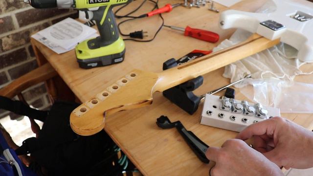 Installing Fender Locking Tuners on MIM Strat Project смотреть онлайн