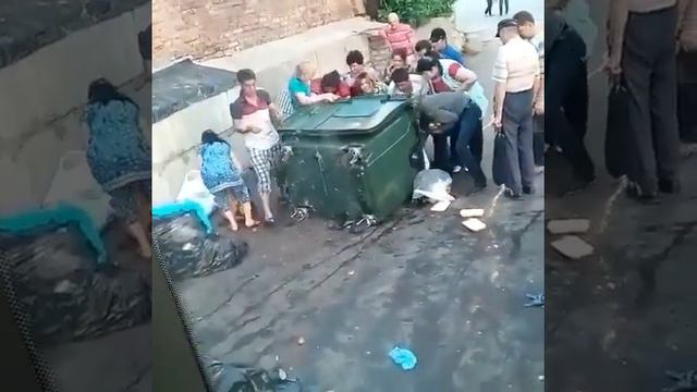 Самара Россияне лазают по жбанам в поисках просрочки смотреть онлайн