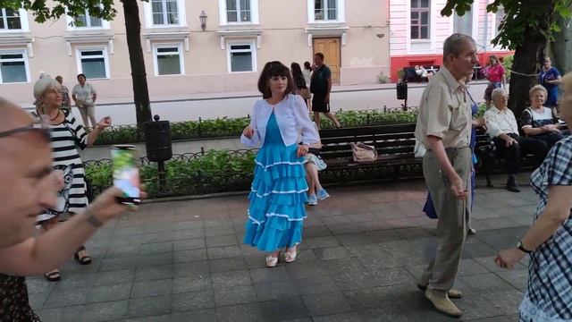 А я еду за туманом Поёт Юрий Беллер Танцы ???? на Приморском Бульваре Одесса Июнь 2021 смотреть онлайн