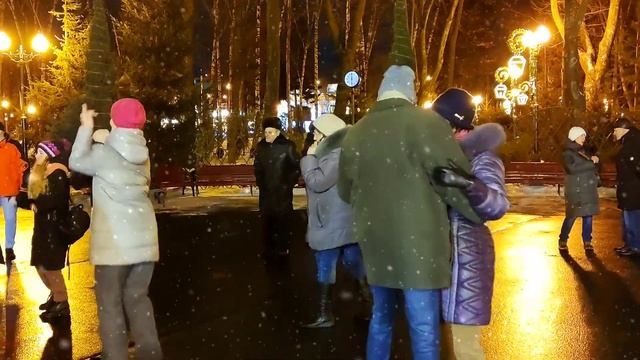 А снег идёт Танцы в парке Горького Харьков Январь 2022 смотреть онлайн