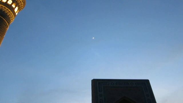 24.04.2023. Узбекистан. Бухара. Минарет Калян. Часть 3. На фоне Луны