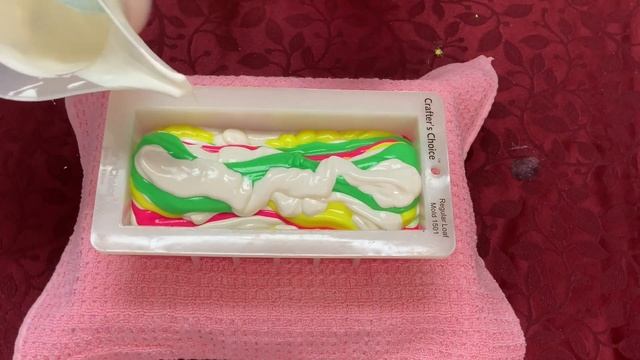 Making Rainbow Sherbet Cold Process Soap w/ Spoon Swirl & Melt & Pour Embeds смотреть онлайн