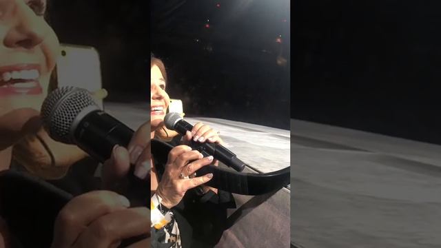 2ND TIME SINGING WITH MICHAEL BUBLE! Diana Fairbanks-Audience member & 6th Grade Teacher, Fresno. смотреть онлайн