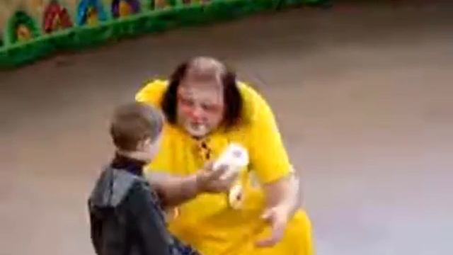 Самый внимательный мальчик в цирке! Очень смешно! смотреть онлайн