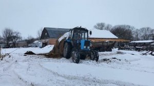 Заводим трактор, возим сено.