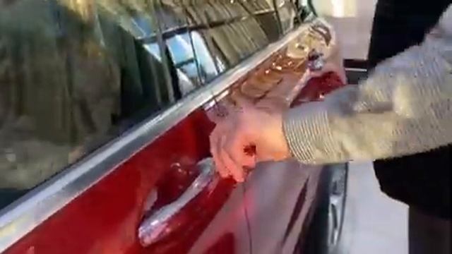 How To Unlock & Lock Your Mercedes-Benz With A Dead Key-Fob ! смотреть онлайн