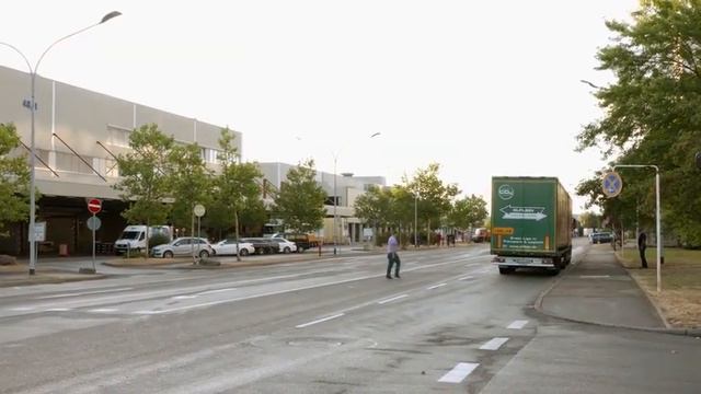 The First Elflein Long Trailer Truck Leaves the Daimler AG P смотреть онлайн