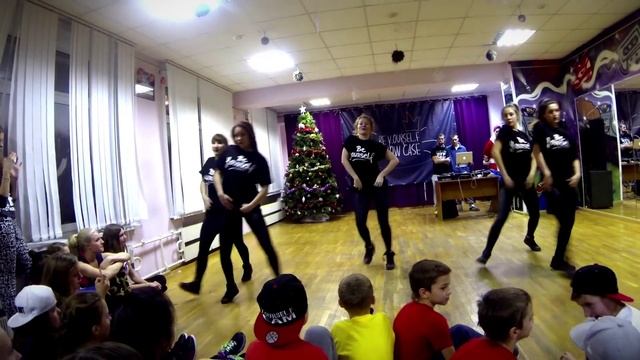 Be Y.oursel.F Show Case:::Peaches::: смотреть онлайн