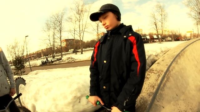 ПРО САМОКАТЕР МЕШАЕТ КАТАТЬСЯ В СКЕЙТ-ПАРКЕ смотреть онлайн