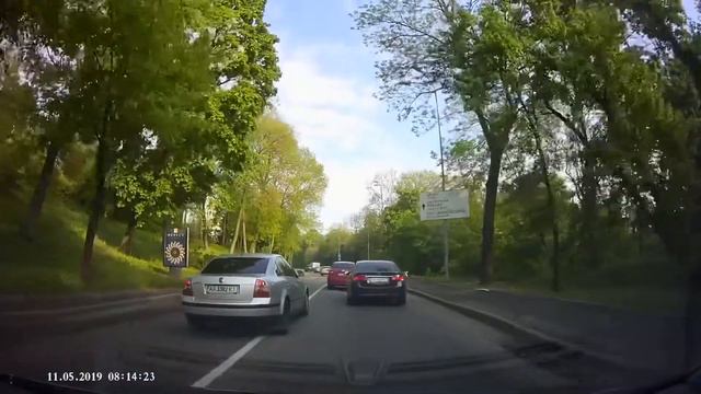 Девушка едет под кирпич смотреть онлайн