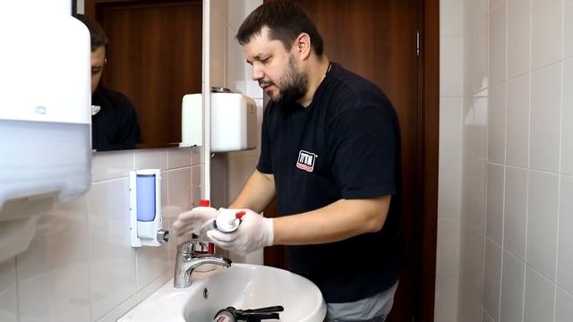 Герметизация шва при помощи герметика TYTAN Professional «Премиум ванная» смотреть онлайн