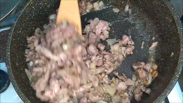 ПЕЧЕНЬ КУРИНАЯ в сметане с луком, жареная на сковороде. смотреть онлайн