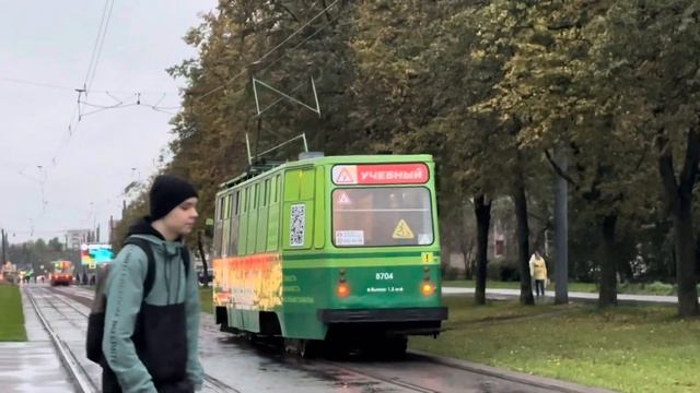 "Ещё живая!" Трамвай "Машка" ЛМ-68М (71-68М) №8704 на пр.Ветеранов, Санкт-Петербург, октябрь 2023г. смотреть онлайн