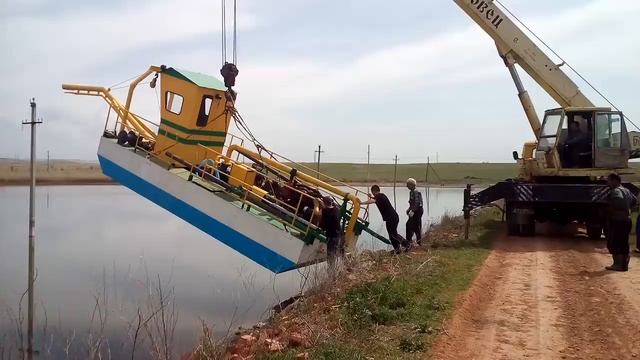 Самый удачный спуск на воду земснаряда.На грани.... смотреть онлайн